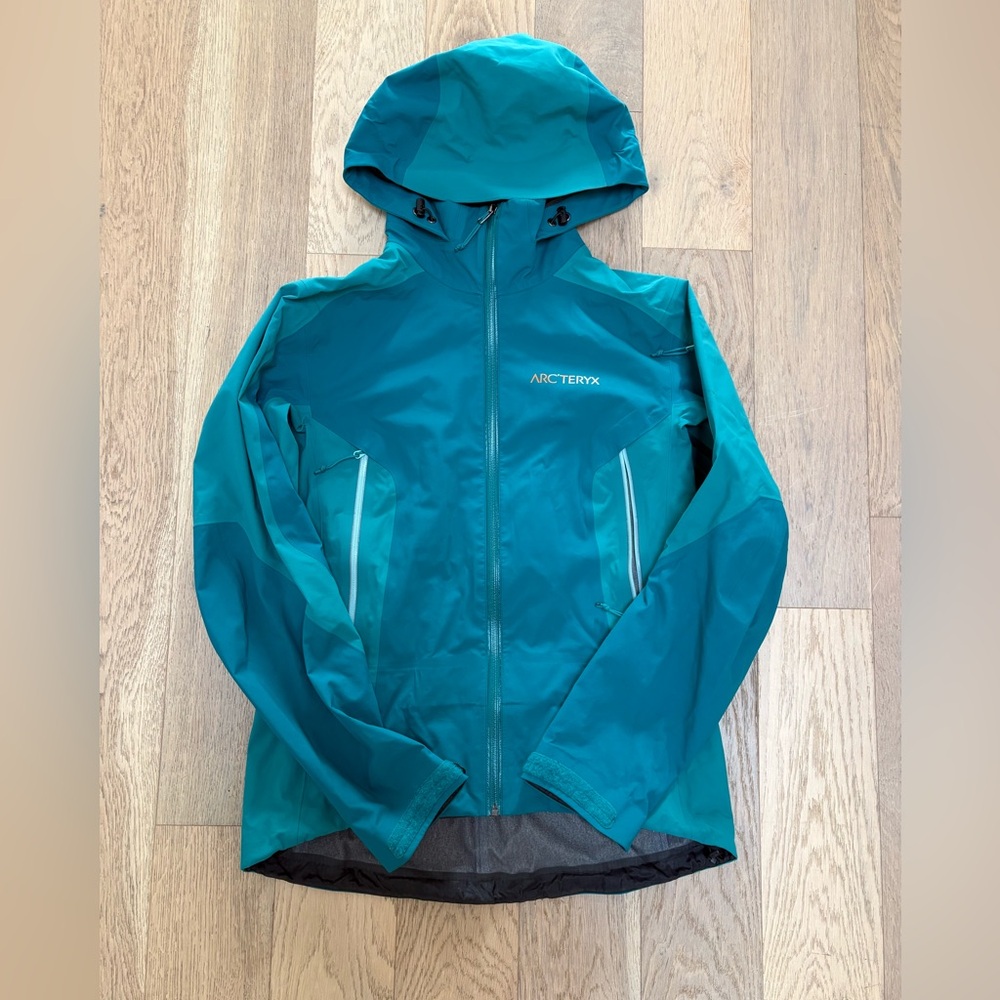 ARC’TERYX GORE-TEX women’s ski shell jacket